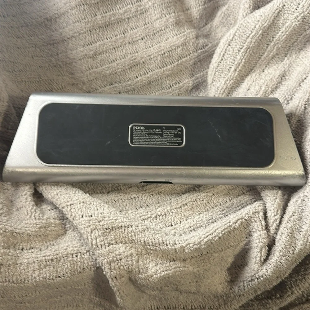 Apple iPhone ihome speaker with wall plug minor scratches - preowned SEE PICS